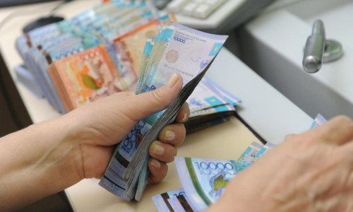 Размер средней зарплаты заметно снизился в Казахстане