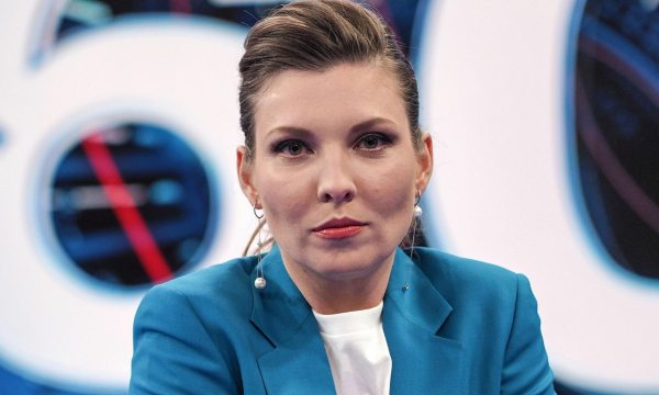 Скабеева в красном купальнике удивила фигурой