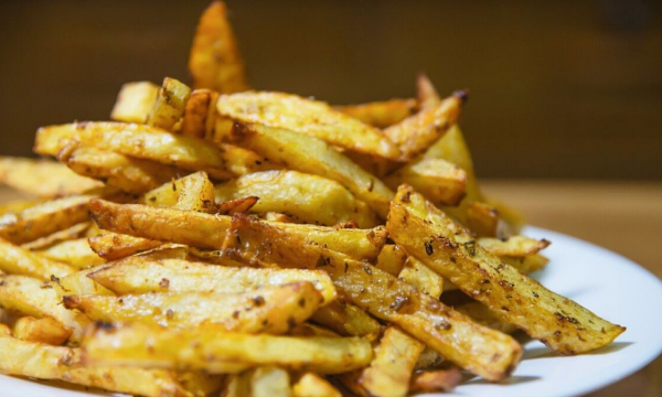 Жареная картошка получится божественно вкусной и хрустящей: просто следуйте этим советам