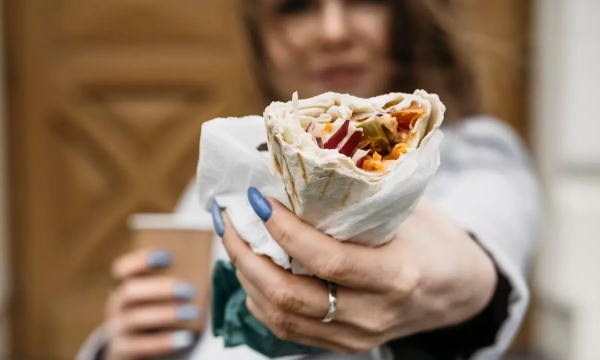 Почему отравления чаще связаны с шаурмой и суши? Причин сразу несколько