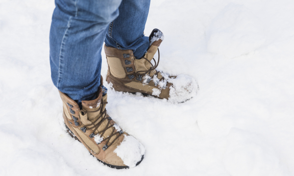 Ноги не замерзнут даже в -20: хитрый трюк, который сделает любую обувь в разы теплее